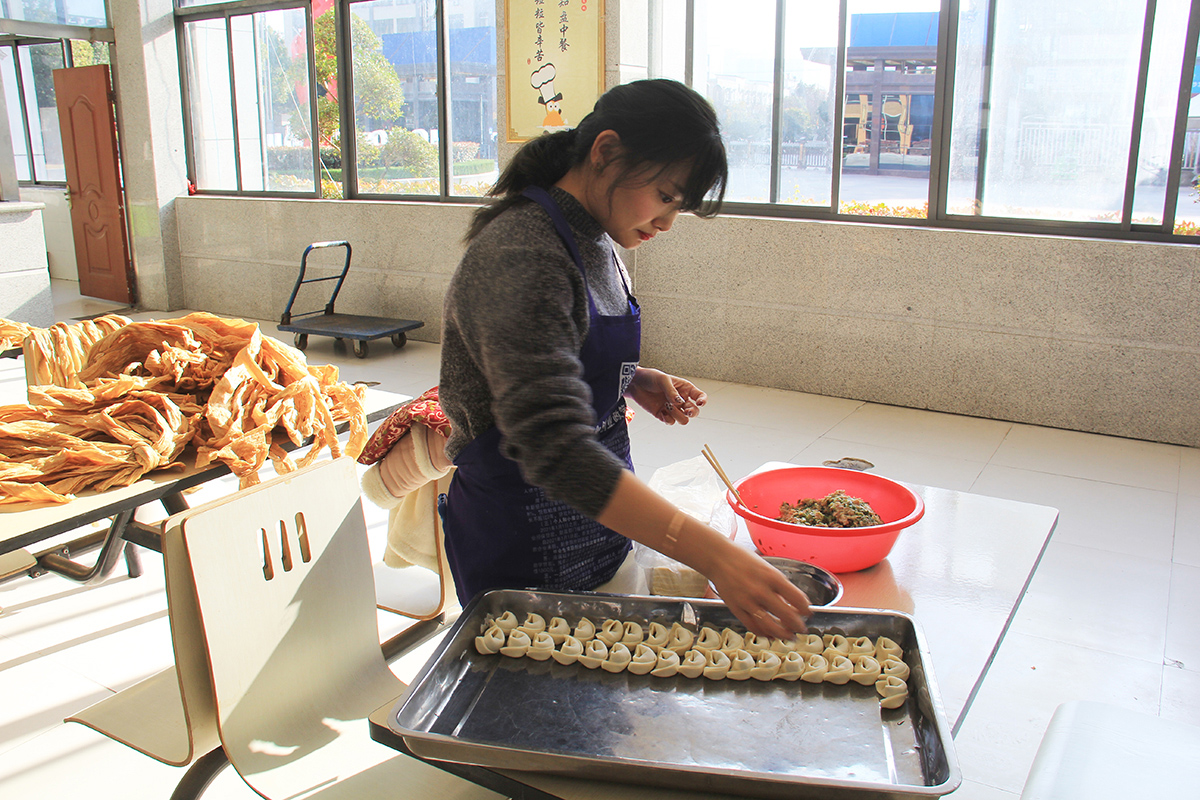 豪家集团丨“情暖冬至，温暖豪家”冬至包饺子活动